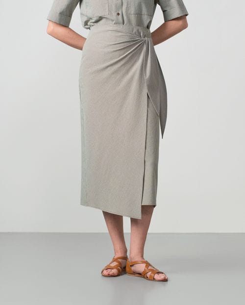 Wrap-style skirt in gingham seersucker fabaric