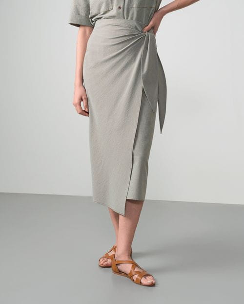 Wrap-style skirt in gingham seersucker fabaric