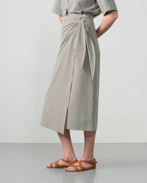 Wrap-style skirt in gingham seersucker fabaric