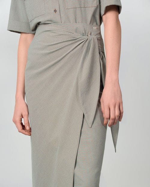 Wrap-style skirt in gingham seersucker fabaric