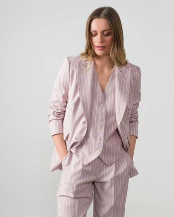 Chaqueta entallada en raya diplomática marfil sobre fondo rosa empolvado