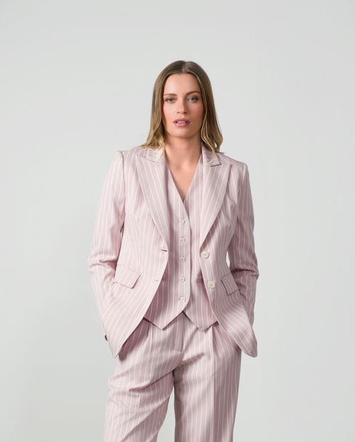 Chaqueta entallada en raya diplomática marfil sobre fondo rosa empolvado