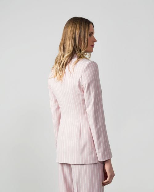 Chaqueta entallada en raya diplomática marfil sobre fondo rosa empolvado