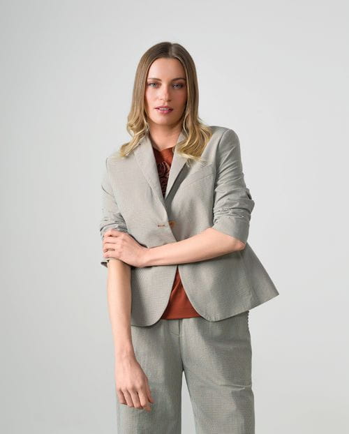 Chaqueta corta semi-entallada en seersucker de cuadro vichy