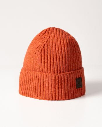 Ribbed wool beanie with a Etiem logo silicone patch