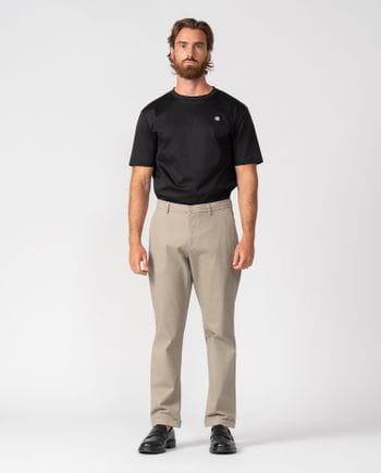 Pantalón con cordón y goma en la cintura hecho en un algodón elástico microestampado