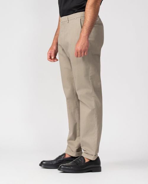 Pantalón con cordón y goma en la cintura hecho en un algodón elástico microestampado