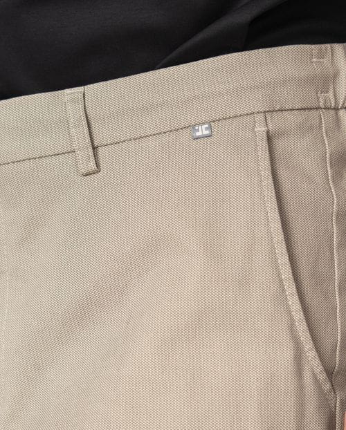 Pantalón con cordón y goma en la cintura hecho en un algodón elástico microestampado