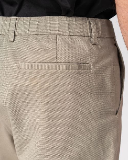 Pantalón con cordón y goma en la cintura hecho en un algodón elástico microestampado