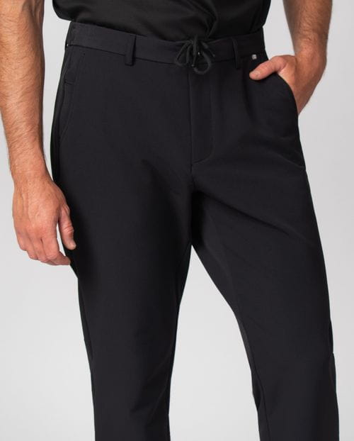 Pantalón con cordón y goma en la cintura realizado en punto técnico elástico