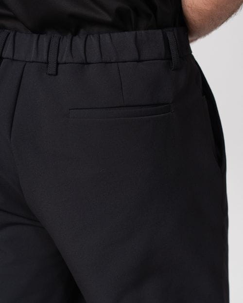 Pantalón con cordón y goma en la cintura realizado en punto técnico elástico