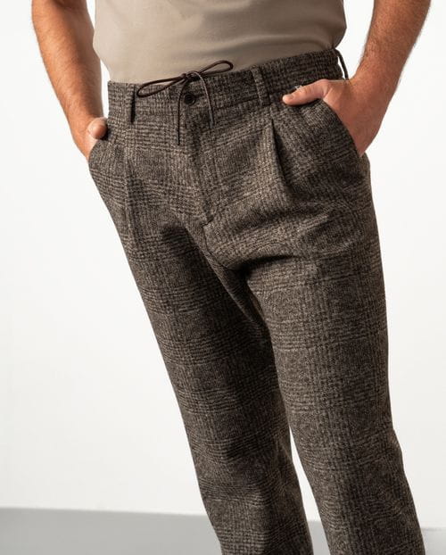 Pantalón de una pinza con cordón y goma en la cintura en cuadro gales de franela de punto
