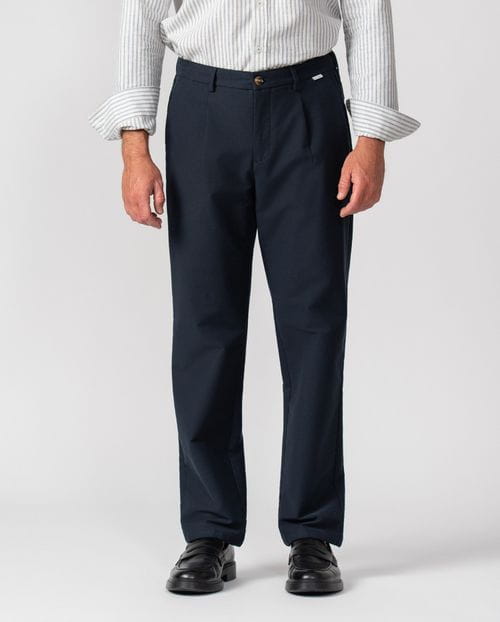 Single-pleat trousers with drawstring and elastic wasitband, made from stretch cotton twill