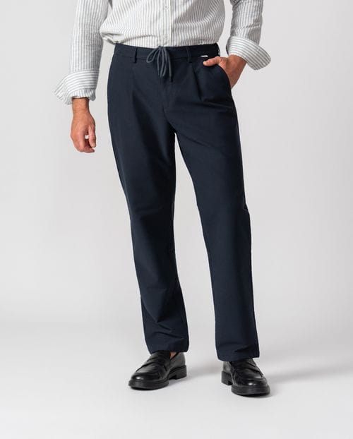 Single-pleat trousers with drawstring and elastic wasitband, made from stretch cotton twill