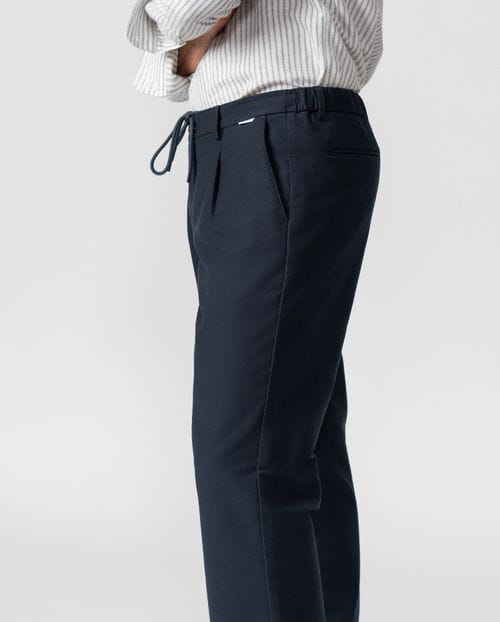 Single-pleat trousers with drawstring and elastic wasitband, made from stretch cotton twill