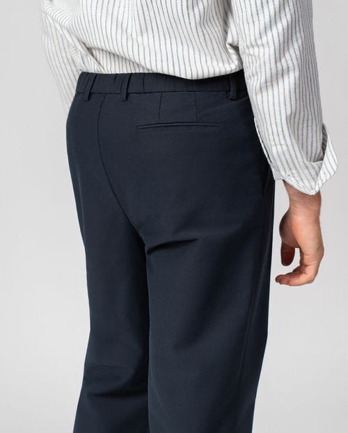 Single-pleat trousers with drawstring and elastic wasitband, made from stretch cotton twill