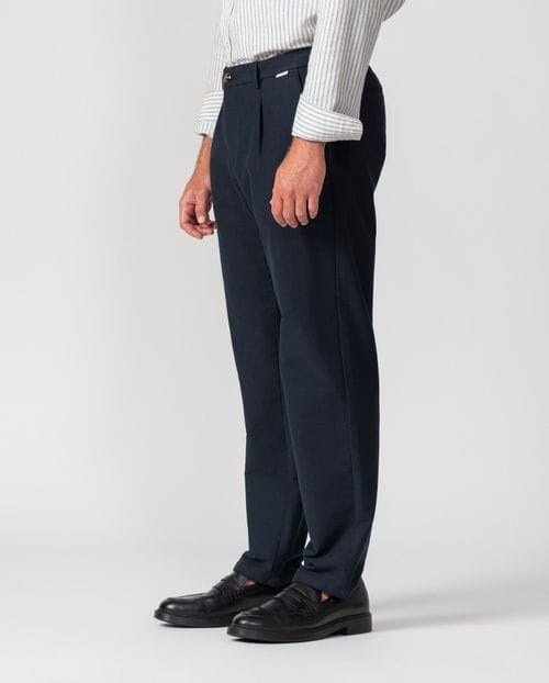 Single-pleat trousers with drawstring and elastic wasitband, made from stretch cotton twill