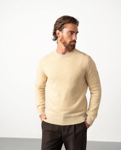 Crew-neck pullover in a plain knit made from a wool blend with details in shoulders and armholes