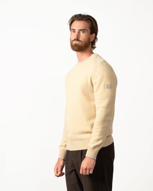 Crew-neck pullover in a plain knit made from a wool blend with details in shoulders and armholes