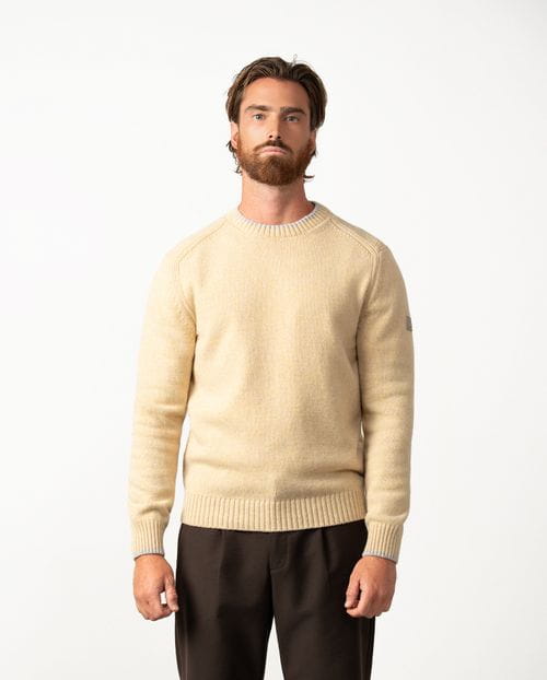 Crew-neck pullover in a plain knit made from a wool blend with details in shoulders and armholes