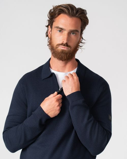 Fine-knit longsleeved polo shirt with a zip