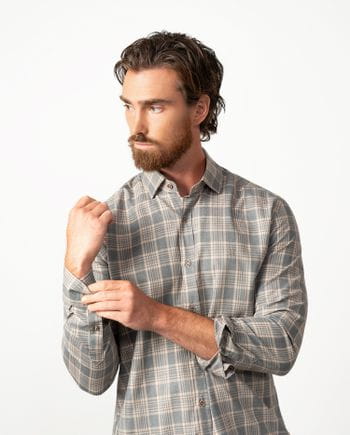Camisa sport de cuadros relaxed fit y cuello con botón oculto