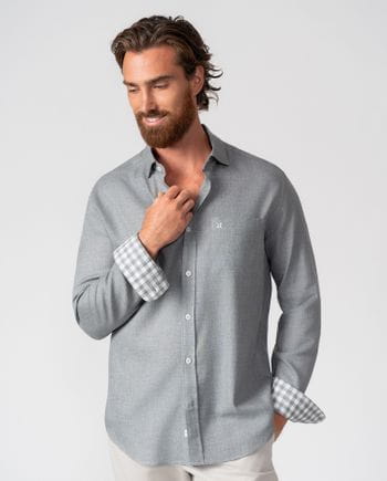 Camisa sport relaxed fit en tejido de lana mezcla y cuello con botón oculto