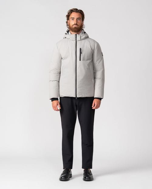 Cazadora ultraligera de capucha desmontable en tejido técnico elástico water repellent