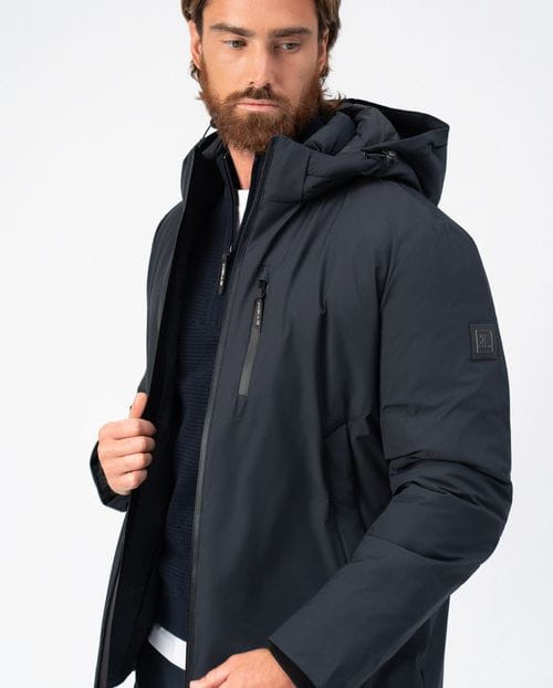 Cazadora ultraligera de capucha desmontable en tejido técnico elástico water repellent