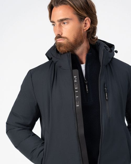Cazadora ultraligera de capucha desmontable en tejido técnico elástico water repellent