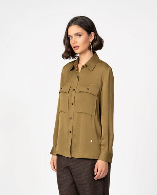 Shirt with oversize pockets in textured satin fabric
