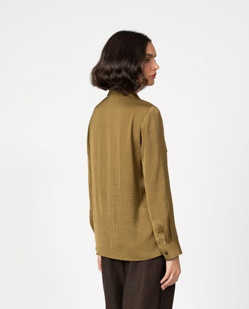 Shirt with oversize pockets in textured satin fabric