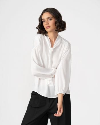 Blusa de estilo romántico, con frunces y lazada al cuello en satén texturizado