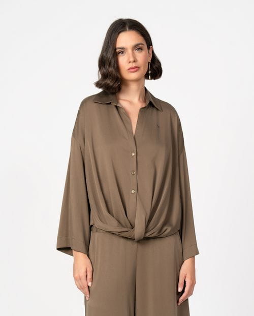 Wrapped shirt in a fluid fabric wthi peach feel