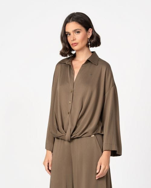 Wrapped shirt in a fluid fabric wthi peach feel