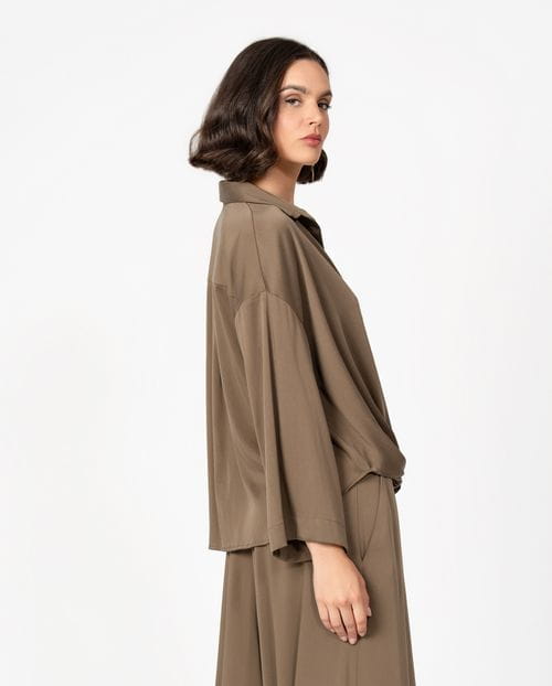 Wrapped shirt in a fluid fabric wthi peach feel