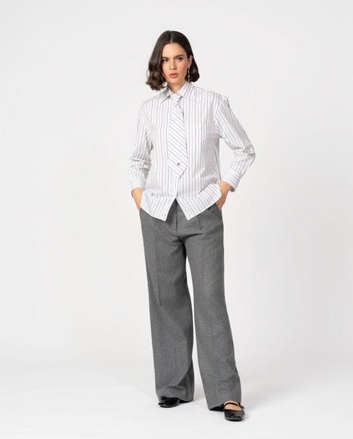 Masculine-style shirt with detachable tie in striped poplin fabric