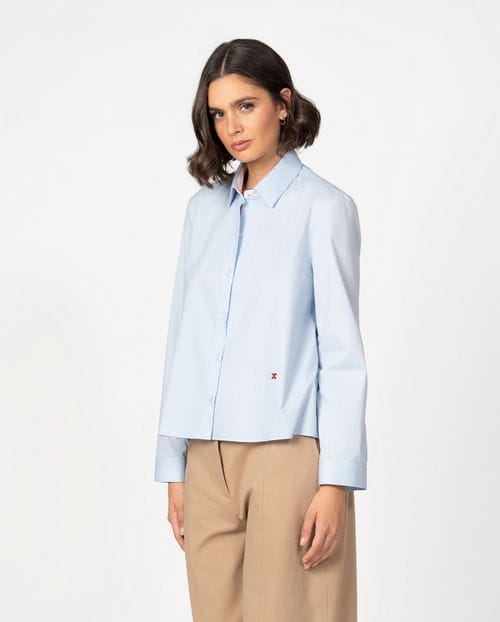 A-line style basic shirt with contrasted eyeholes made of elastic cotton poplin fabric