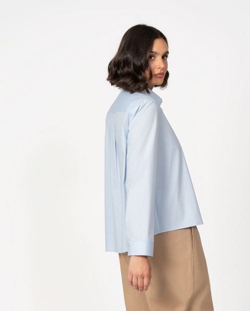 A-line style basic shirt with contrasted eyeholes made of elastic cotton poplin fabric
