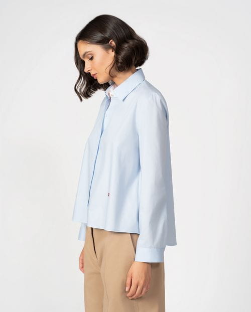 A-line style basic shirt with contrasted eyeholes made of elastic cotton poplin fabric