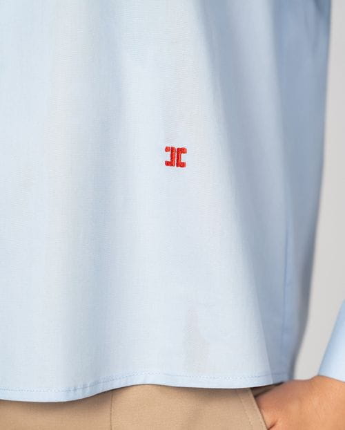 A-line style basic shirt with contrasted eyeholes made of elastic cotton poplin fabric