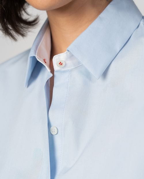 A-line style basic shirt with contrasted eyeholes made of elastic cotton poplin fabric
