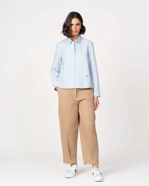 A-line style basic shirt with contrasted eyeholes made of elastic cotton poplin fabric