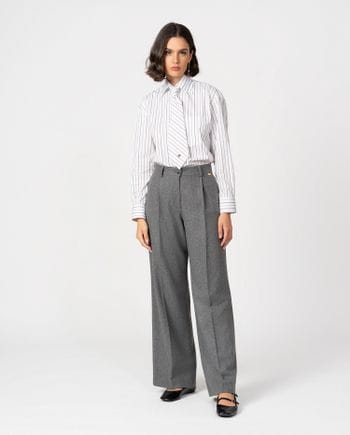 Pantalón de pinzas estilo masculino en franela gris con raya diplomática
