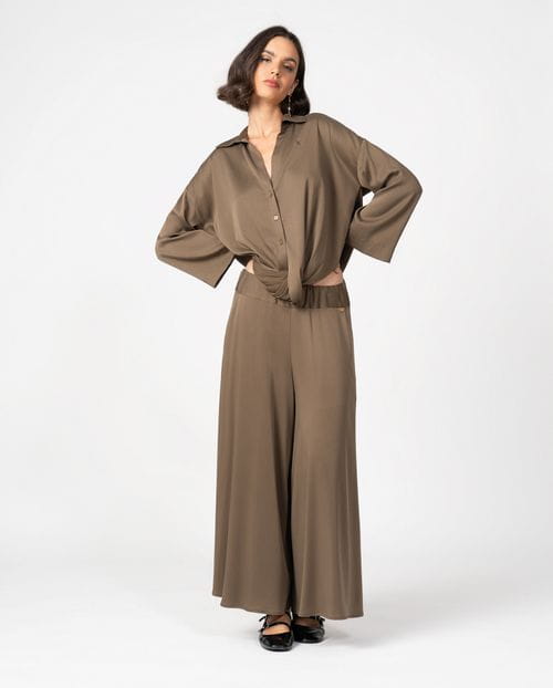 <p>Extra-wide trousers with elastic waistband made of fluid fabric with 'peach skin' feel</p>