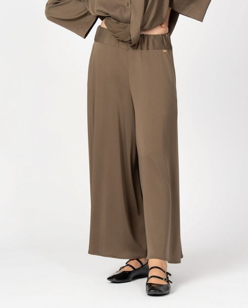 <p>Extra-wide trousers with elastic waistband made of fluid fabric with 'peach skin' feel</p>