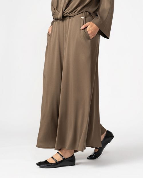 <p>Extra-wide trousers with elastic waistband made of fluid fabric with 'peach skin' feel</p>