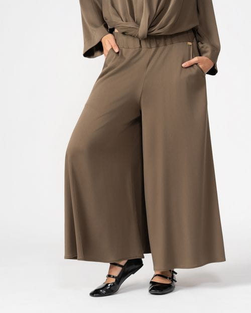 <p>Extra-wide trousers with elastic waistband made of fluid fabric with 'peach skin' feel</p>