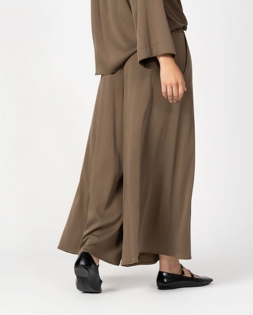 <p>Extra-wide trousers with elastic waistband made of fluid fabric with 'peach skin' feel</p>