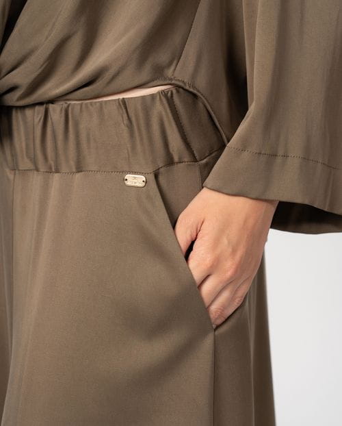 <p>Extra-wide trousers with elastic waistband made of fluid fabric with 'peach skin' feel</p>